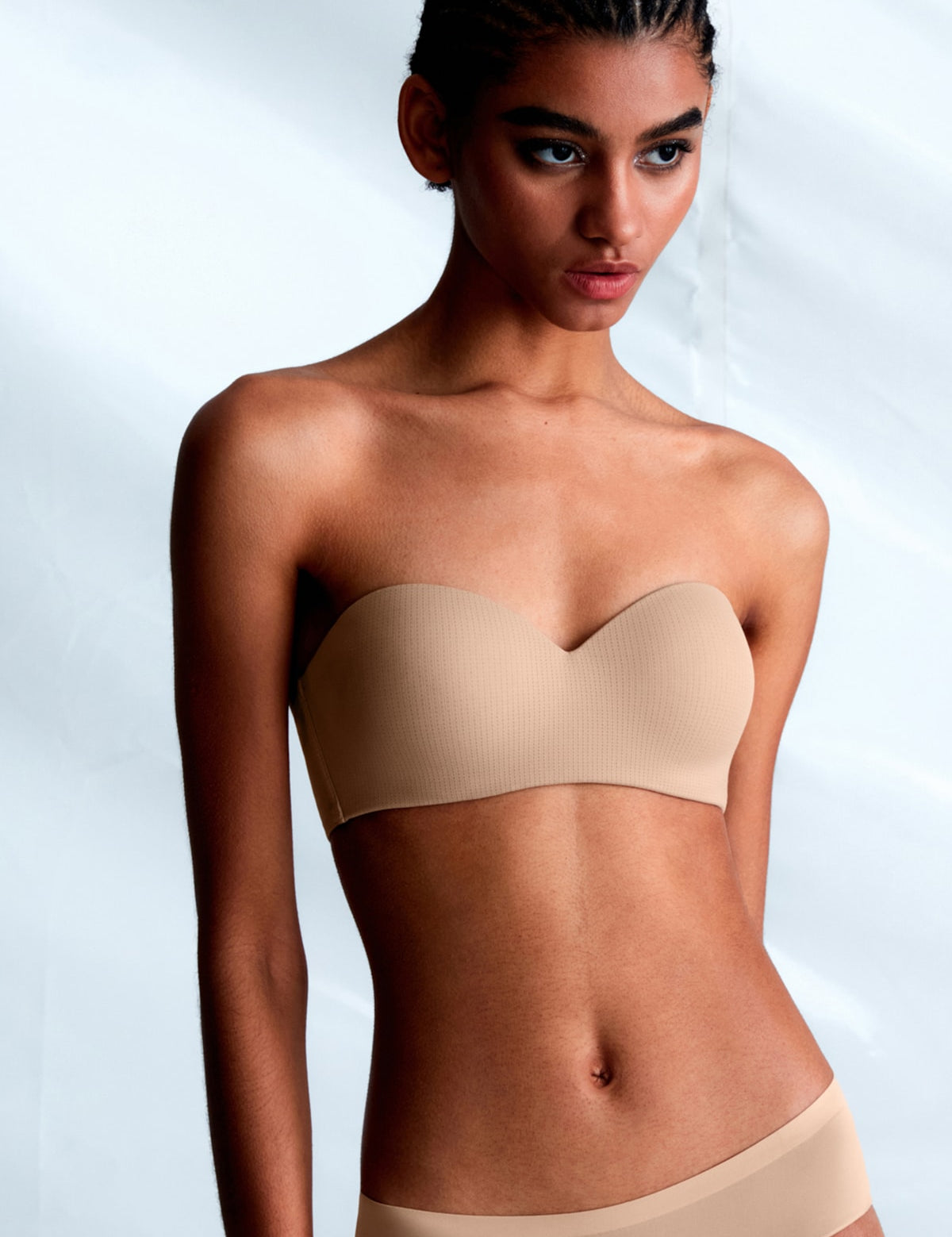 Smooth perforated underwired Strapless Bra