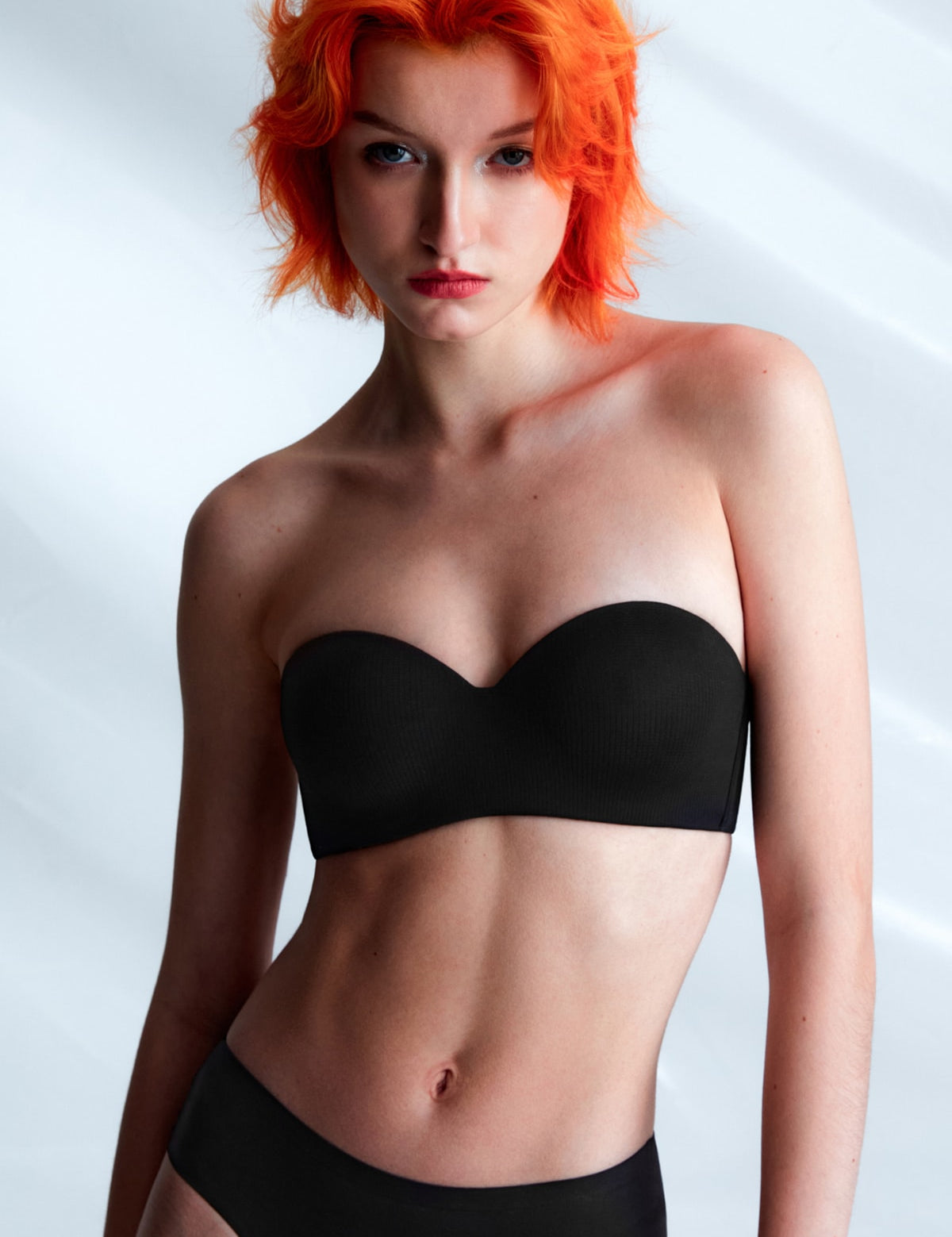 Smooth perforated underwired Strapless Bra